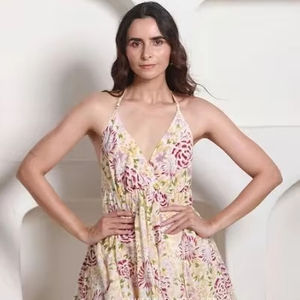 Robe en coton indien fait à la main tenue décontractée d'été élégante pour les femmes avec logo avant de cadeau de mariage personnalisé pour le voyage - Product Image 1