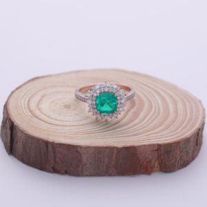 Anillo con Halo de Diamantes Verdes Cultivados en Laboratorio, Corte Cojín de 1.40CT, con Acento de Diamantes Redondos, en Plata de Ley 925 Sólida con Baño de Rodio - Product Image 1