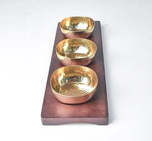 Plateau en bois fait main avec bols dorés en métal aluminium pour servir les dattes et les noix pour les fêtes - Product Image 6