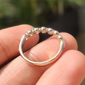 Anillo de Boda con Diamantes de Corte Redondo VS Clarity y Engaste Compartido, en Oro Amarillo Fino de 10k con Tecnología de Engaste para Promesas y Regalos - Product Image 6