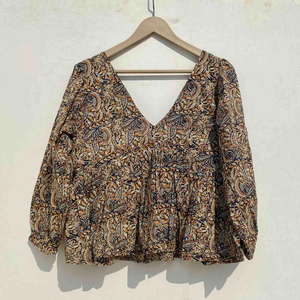 Top court en coton avec broderie Kalamkari, col profond noir et tissu tricoté à manches bouffantes - Product Image 1