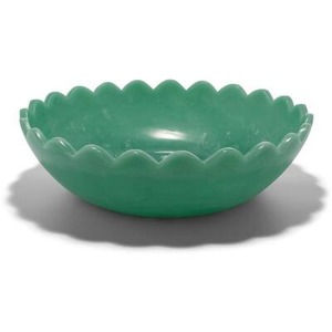 Elegante cuenco decorativo de resina verde con diseño de borde festoneado perfecto para servir frutas, ensaladas, aperitivos o como decoración moderna para el hogar - Product Image 1