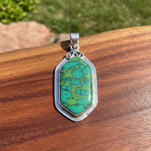 Pendentif turquoise vert plaqué argent fabriqué à la main | Collier de pierres précieuses naturelles pour femme - Product Image 1