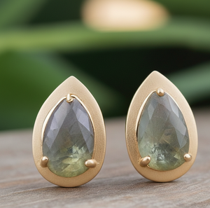 Clous d'oreille en labradorite en forme de poire |   Argent sterling 925 plaqué or 18 carats |   Boucle d'oreille petite et fine pour tous les jours, 2 pouces, 6 grammes - Product Image 1