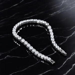 Bracelet en diamant Moissanite VVS de haute qualité, serti à griffes, avec chaîne fine en argent 925, disponible à un prix abordable - Product Image 4