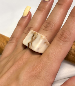 Bague en résine luxueuse, personnalisée, de la meilleure qualité, fabriquée à la main, hautement polie, magnifique, colorée, tendance, pour femmes, en provenance d'Inde - Product Image 2