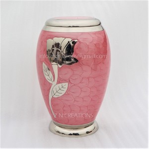 Urna de cremación con grabado de Rosa Blanca perla monarca de latón para cenizas humanas y suministros funerarios urnas humanas de latón de India - Product Image 6