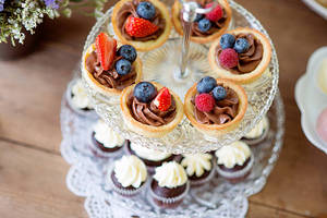 Support à gâteau en verre rond élégant personnalisable avec des outils à gâteau de finition brillante - Product Image 4