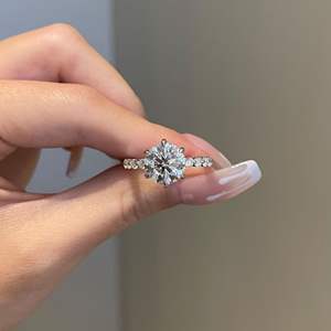 Anillo de Compromiso Solitario con Corte Redondo y Pavé en Oro Rosa de 14K con Diamante Cultivado en Laboratorio, Estilo Elegante - Product Image 1