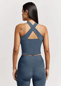 Ensemble de yoga respirant et léger, haut de sport à dos nu et short de sport taille haute à effet galbant, couleur unie - Product Image 2