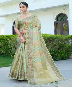 1. Découvrez la beauté intemporelle dans nos saris traditionnels en soie Kanchipuram, tissés de manière complexe avec une kurta parfaite pour la cérémonie - Product Image 1