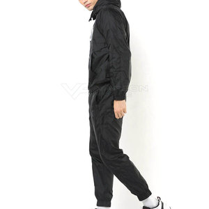 Ensemble coupe-vent tendance au design épuré et avec poches zippées, idéal pour la ville et les voyages - Product Image 2