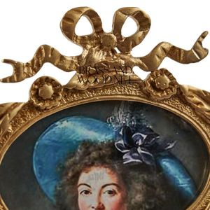 กรอบทรงรีทำจากทองเหลืองโบราณพร้อมการออกแบบริบบิ้นที่มีงานศิลปะภาพเหมือนยุโรปคลาสสิกในสไตล์วินเทจ - Product Image 2