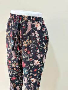 ชุดนอนผ้าฝ้ายพิมพ์ลายดอกไม้สำหรับผู้หญิงสีดำกับชุดนอนแบบลำลองกางเกงผ้าฝ้ายทรงตรง - Product Image 5