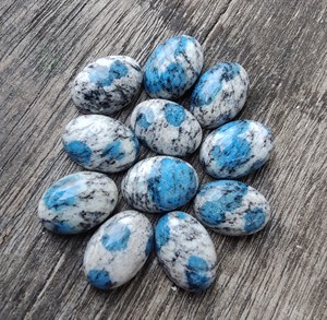 Venta al por mayor IGI certificado Natural K2 jaspe blanco azul corte ovalado cabujón de cristal parte posterior plana piedras preciosas sueltas disponibles - Product Image 5