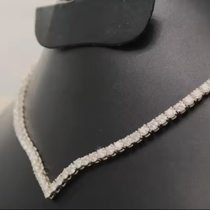 Iced Out Moissanite เพชร V รูปร่างสร้อยคอเทนนิส Excellent ตัดเครื่องประดับที่กําหนดเองสร้อยคอที่สวยงามที่ดีที่สุดของขวัญสําหรับเธอ - Product Image 3