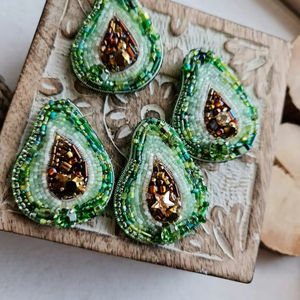 Broches perlées Broche de designer faite à la main. Accessoires de haute qualité. Broche design unique. Baby shower meilleur cadeau. - Product Image 1