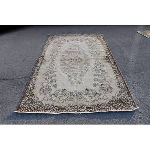 Alfombra turca vintage de gran superficie, 5,7x9,6 pies, material de lana beige marrón clásico, retales de látex para pasillo, dormitorio, mesita de noche - Product Image 1