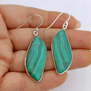 Boucles d'oreilles en malachite, feuille en argent sterling, bijoux artisanaux en pierres précieuses naturelles - Product Image 1