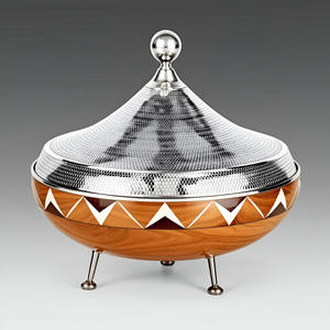 Casserole Artisan Elegance Incrustation de bois complexe et métal texturé Plats à friture en acier inoxydable avec couvercle pour un service élégant - Product Image 5