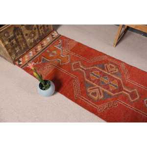 Tapis vintage 2,8x11,9 pieds (84x363 cm), tapis turc à pois rouges - Product Image 4