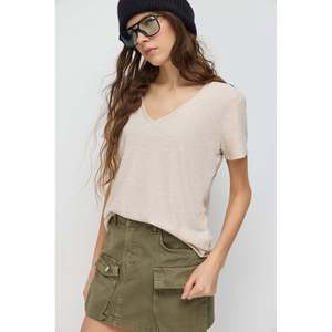 Camiseta Básica con Cuello en V de Tela Brillante - Product Image 1