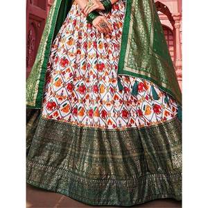 Magnifique Lehenga Choli en soie Dola avec dupatta, imprimé Patola vert, robe de soirée - Product Image 2