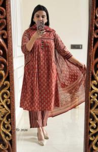 Traje de algodón asequible para mujer con estampados únicos a la moda con cómodo traje de algodón de talla grande para mujer a precio mayorista - Product Image 2