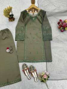 Hermoso Salwar Kameez de Diseñador para Mujer con Interior y Plazzo-Dupatta, Trabajo con Hilos y Lentejuelas para Fiestas - Product Image 4