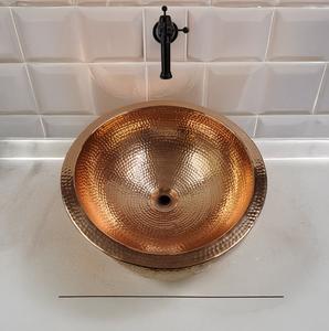Lavabo de Baño de Cobre Martillado a Mano, Lavabo de Lujo Empotrado en Encimera, Venta al por Mayor para Fabricantes de Muebles de Baño y Renovación. - Product Image 1