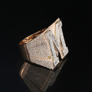 Anillo de Moda con Letra M, Completamente Adornado con Diamantes Moissanite Redondos Brillantes y Corte Baguette en Claridad VVS - Product Image 3