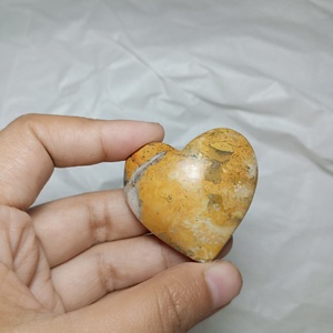 Venta al por mayor Natural Indonesia Bumble Bee Sulawesi alta calidad 4X4X2 cm pequeño corazón gemas de cristal para la curación artesanal - Product Image 5