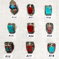 Bagues de mode unisexes faites à la main au Népal, en argent plaqué antique, avec un design floral bohème traditionnel et un serti gypsy en turquoise.