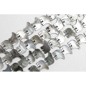 Chaîne de perles en forme d'ours polaire sculpté en coquille - Product Image 1