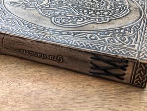 สมุดปกหนังลายนูนรูปแมวโบราณออกแบบด้านหน้าด้วยทองเหลืองตะขอ2x | วารสารพิเศษสำหรับสัตว์เลี้ยงที่มีขนยาว - Product Image 3