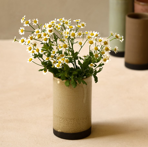 Este jarrón alto de gres presenta una textura marrón terrosa a rayas sobre una base natural contrastante. Disponible a precios de mayorista. - Product Image 6