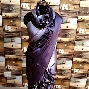 Saree élégant en satin violet avec motif noir abstrait - Product Image 1