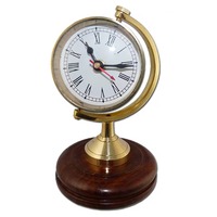 Le rythme tic-tac d'une horloge de table en métal apporte une présence apaisante et une touche de décoration incroyable à votre espace de vie ou de travail.
