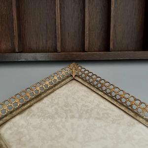 Cadre photo moderne en métal doré au design rond et élégant, idéal pour la décoration de table ou les cadeaux mémorables. - Product Image 2