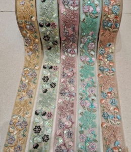 Floral sur mesure brodé de trois façons de couleur en tissu net pour robes et vêtements de 1.5 pouces de largeur et de revente. - Product Image 2