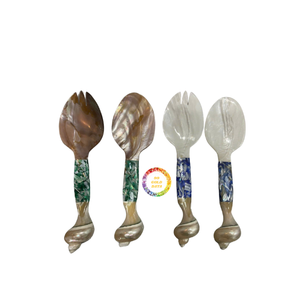 Cuillères en nacre gravées personnalisées Cadeaux personnalisés pour les mariages Choix durable pour les besoins de service gastronomique - Product Image 1