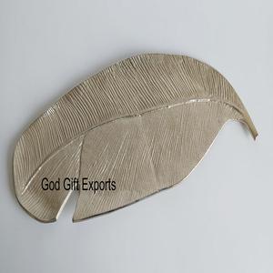 Plateau de service en aluminium au design unique de feuille Artisanat en métal pour les mariages et la table Plateau de rehaussement décoratif - Product Image 1