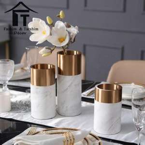 Vase en métal fabriqué à la main avec des détails uniques pour des intérieurs modernes vase en métal de forme et de taille personnalisées poli doré - Product Image 3