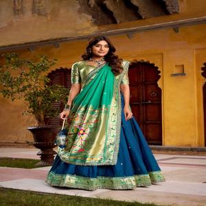 Conjunto de Lehenga Choli de Seda Suave VASTRA COTTAGE con Bordado de Hilo de Lentejuelas y Tejido Zari, Encaje, Diseño de Ropa de Novia - Product Image 5