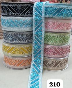 Garniture en dentelle brodée florale faite à la main sur mesure pour les robes et les projets d'artisanat. Idéal pour le créateur de mode - Product Image 4