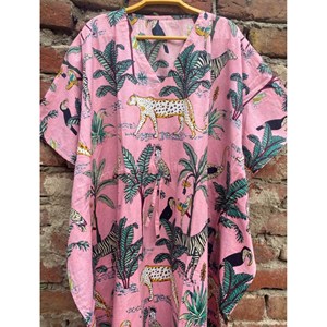 Kimono de Lujo Rosa con Estampado Floral de Tigre, Estampado a Mano, Cuello en V, Maxi, para Mujer, 100% Algodón Orgánico, Sin Mangas, de Secado Rápido, Tallas Grandes - Product Image 2