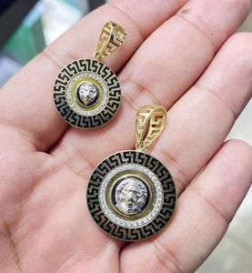 Collar con Colgante de Medusa en Oro de 10K: Joyería de Diseño Inspirada en la Mitología Griega - Product Image 4