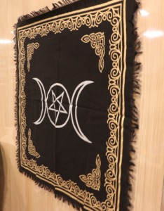 ผ้าทอสำหรับแท่นบูชารูปดาวห้าแฉกพระจันทร์ผ้าคอตตอน24x24ผ้าคลุมโต๊ะ wiccan สีดำสีทอง - Product Image 3