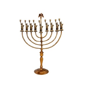 Bougeoir juif traditionnel Menorah en métal de qualité supérieure pour la décoration de la maison ou du bureau disponible à la vente - Product Image 1