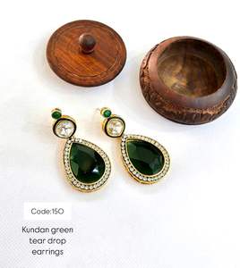 Exquisitos pendientes hechos a mano Kundan Jhumka con gotas de perlas y joyería tradicional Meenakari Touch para mujeres hechas a mano en la India - Product Image 2